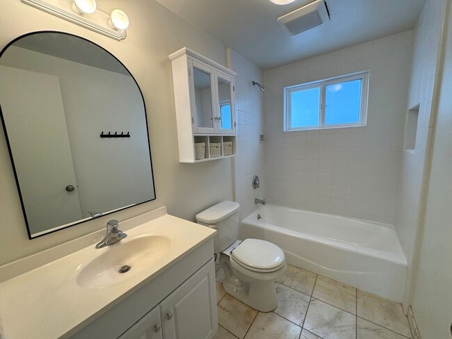 Building Photo - Pierpont Beach Home