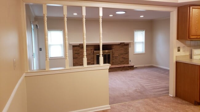 Building Photo - 2952 Sylvan Dr