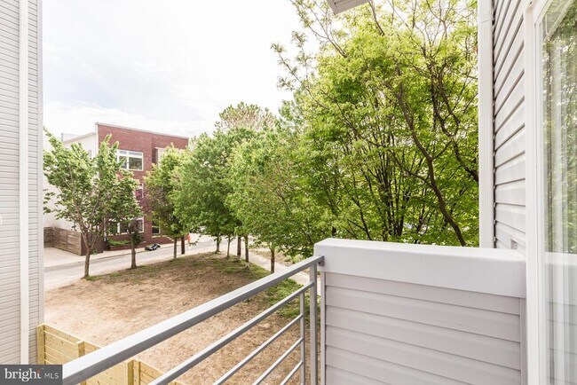 Building Photo - 2132 Berges St