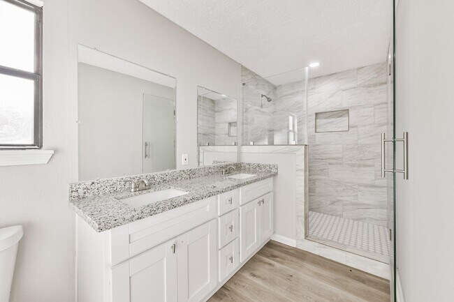 Building Photo - 305 Red Haven Dr