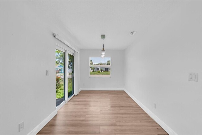 Building Photo - 1611 3rd Ave W