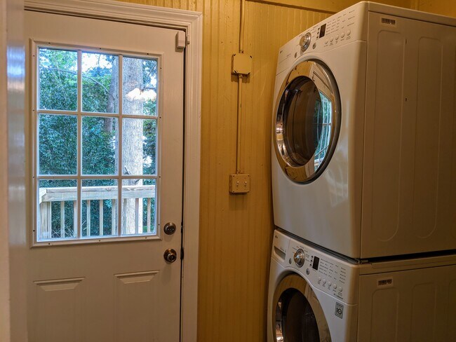Building Photo - Charming 1 Bedroom Duplex in Buckhead!