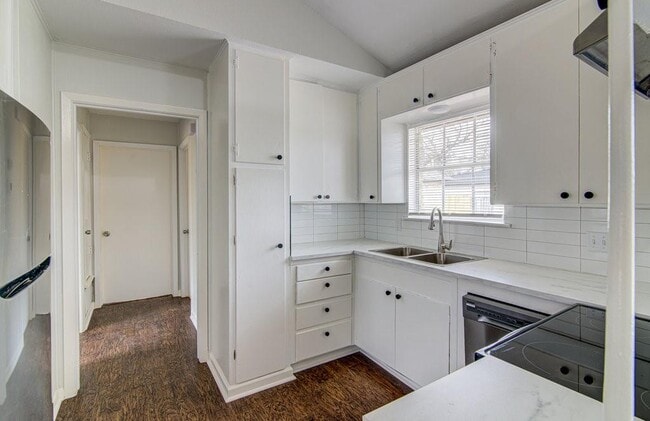 Building Photo - 5703 Gloucester Ln