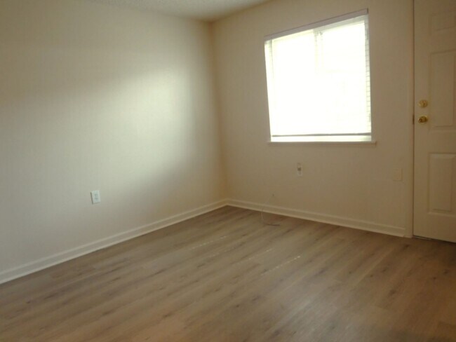 Building Photo - Cute 1 Bedroom close to Victorian Square