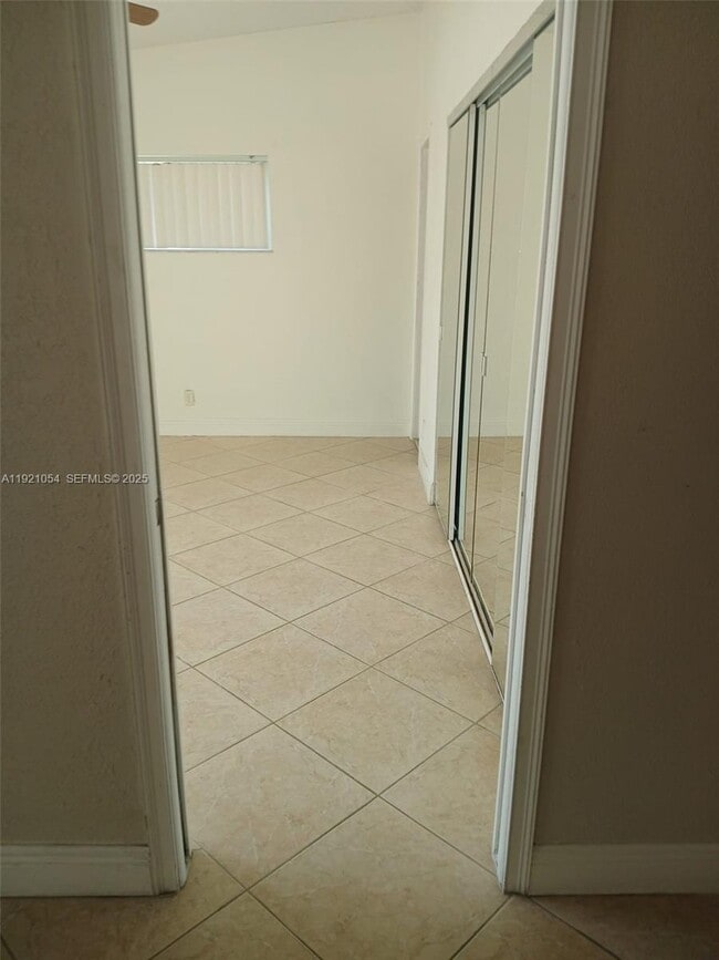 Building Photo - 5550 Lakewood Cir S