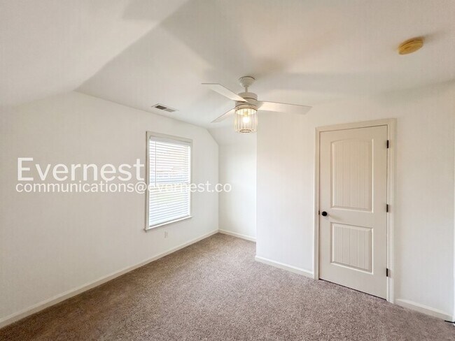 Building Photo - 4 Bed/2.5 Bath Home with Garage / Pet-Friendly / Vouchers Accepted / Available Now!