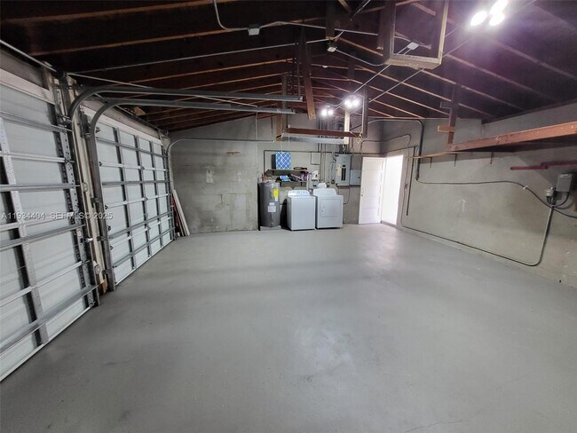 Building Photo - 825 Cremona Ave