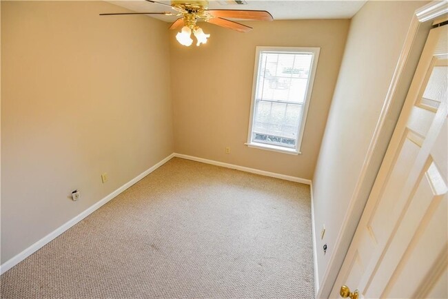 Building Photo - Duplex Available in August!