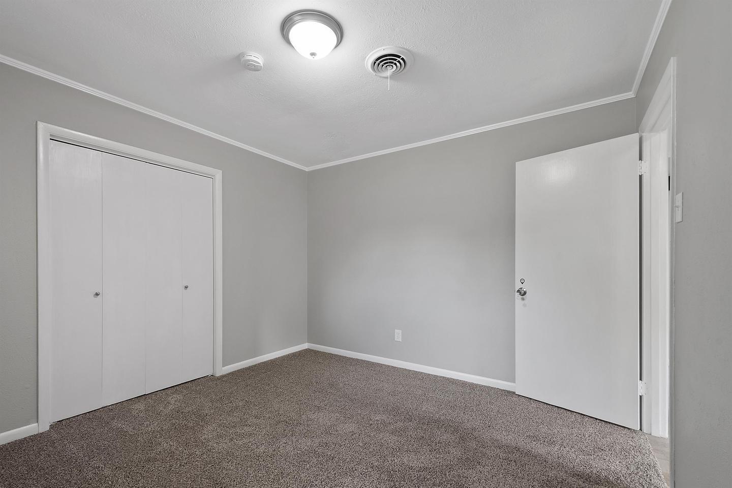 Building Photo - Bright & spacious 6-bedroom retreat in Ben...