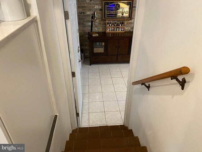 Building Photo - Show stopper