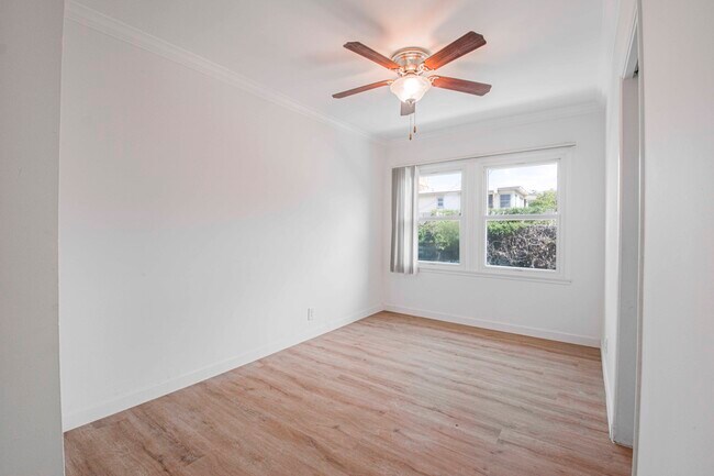 Building Photo - 8817 Belford Ave