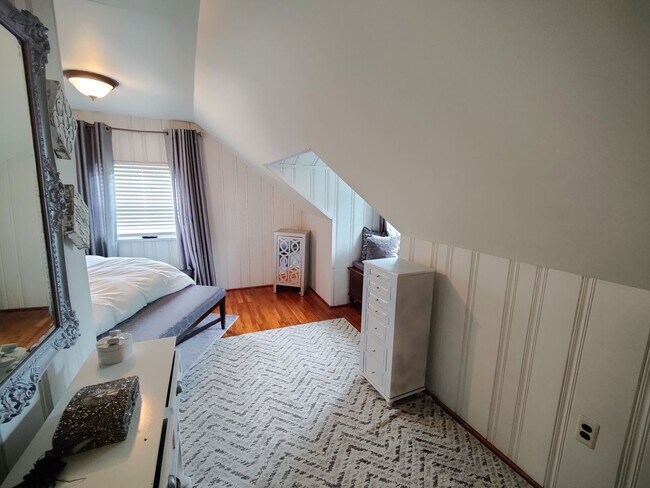 Building Photo - *Beautifully Updated & Spacious 3BD/2BA Si...