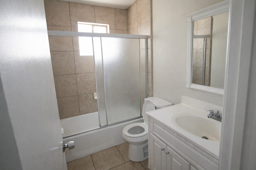 Building Photo - 1130 W 9th St