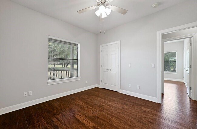 Building Photo - 200 Oak Hollow Ln