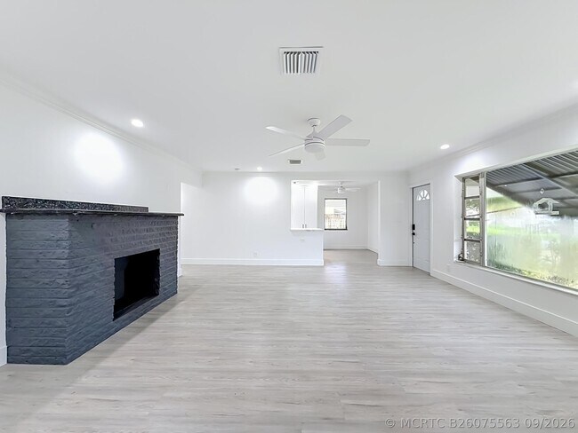 Building Photo - 1110 SW 31st St