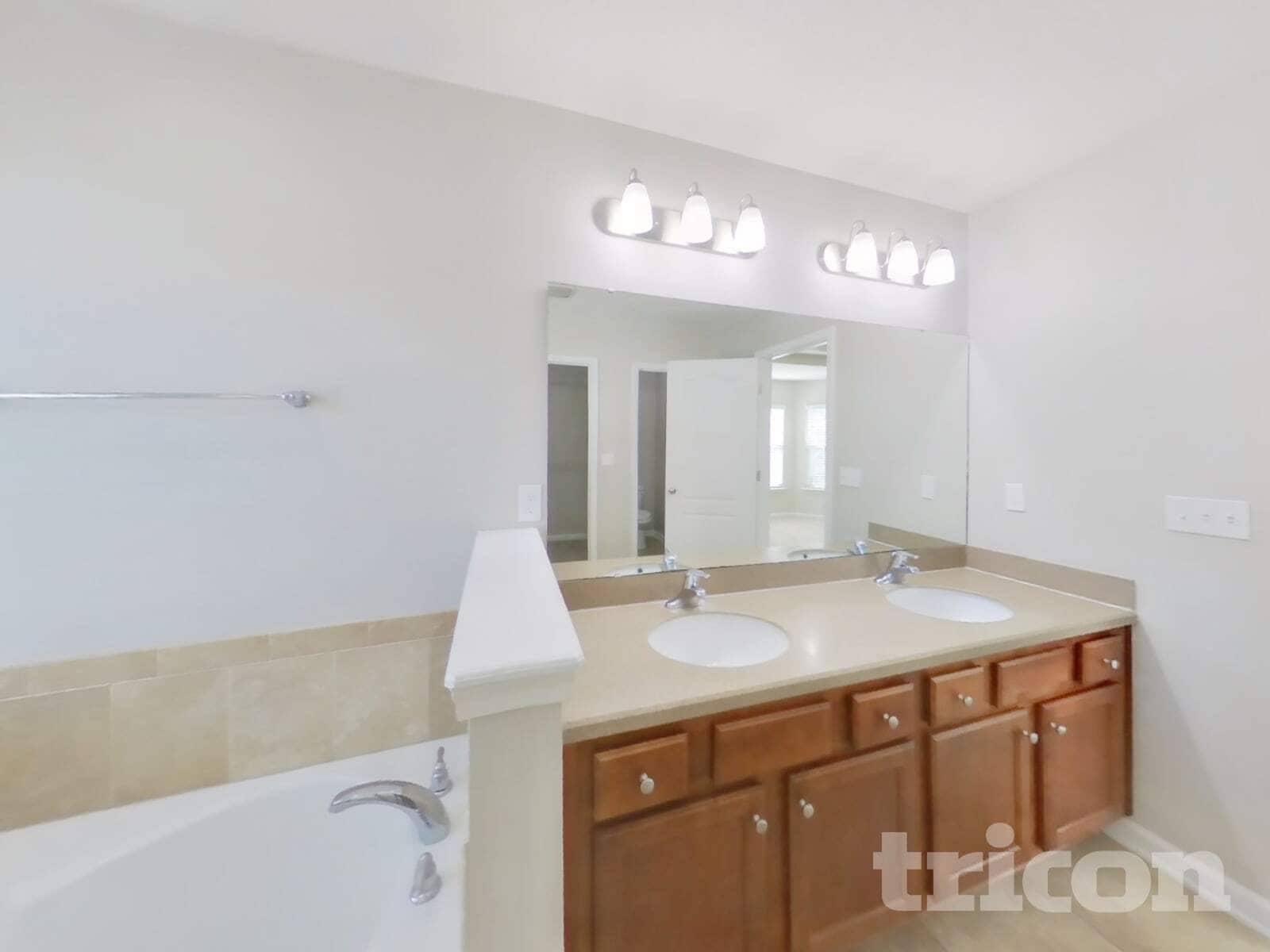 Building Photo - 15963 Bainebridge Dr