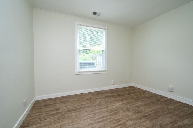 Building Photo - 3 Bed/1 Bath duplex