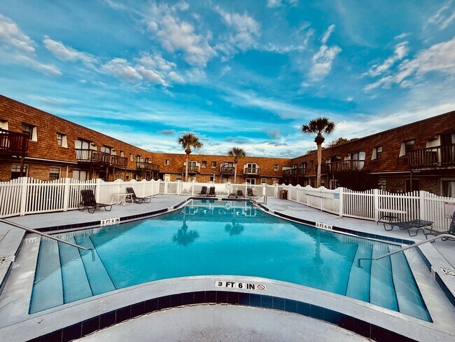 Building Photo - 2 Bed, 2.5 Bath Townhome