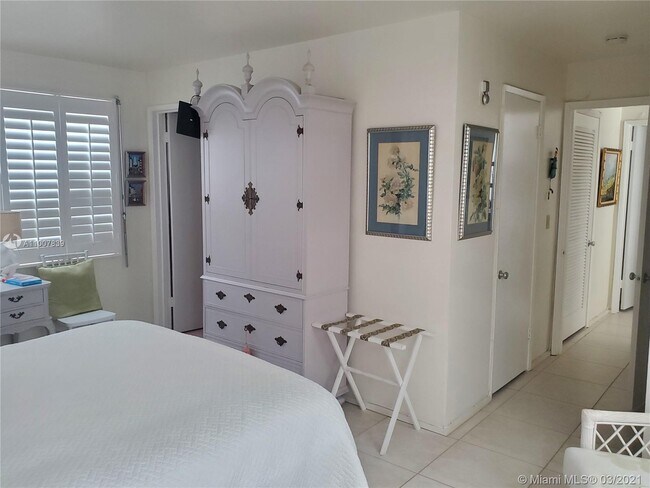 Building Photo - 10170 Collins Ave