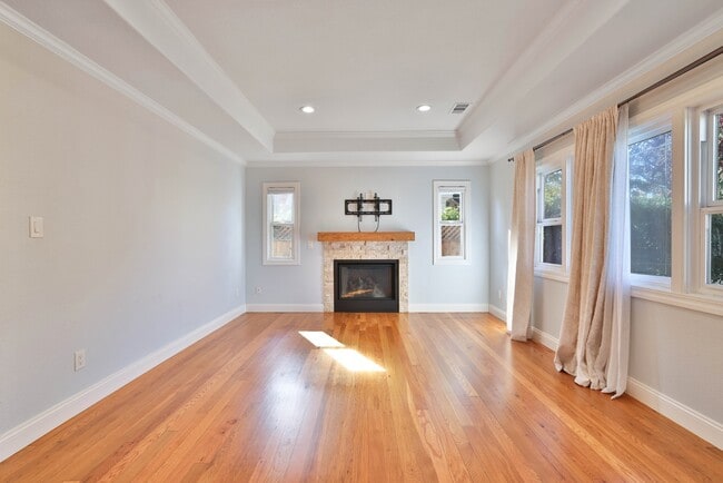 Building Photo - 520 Camino Dr