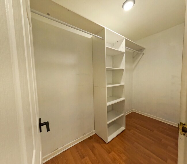 Building Photo - 7502 Farmingdale Dr