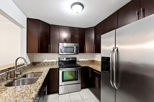 Building Photo - 1010 Nicholwood Dr