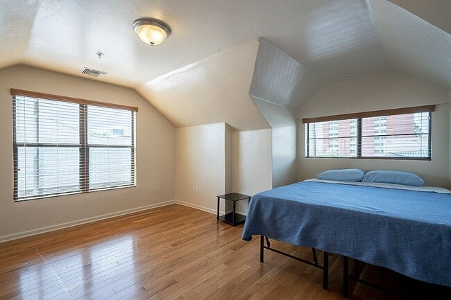 Building Photo - 928 E 6th St