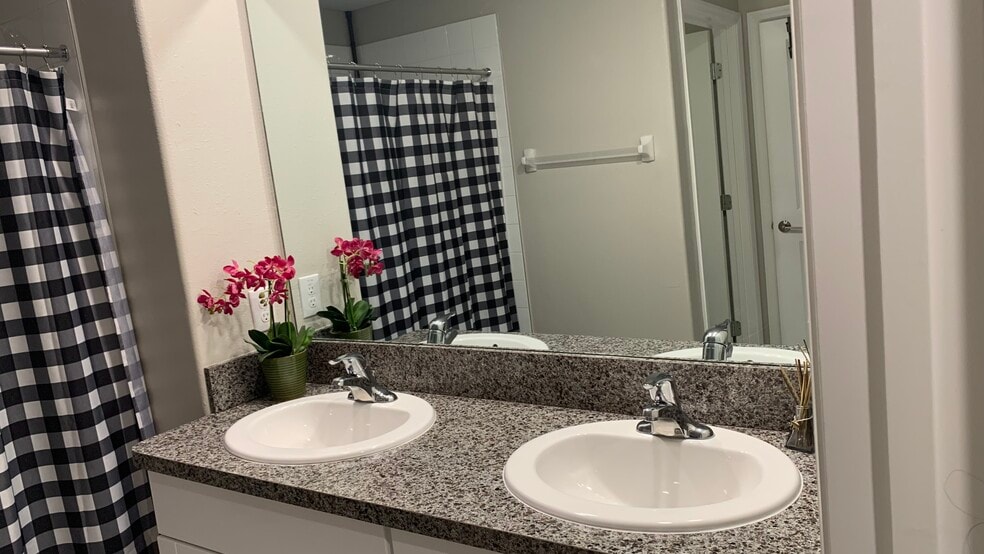 Building Photo - 584 Royal Empress Dr