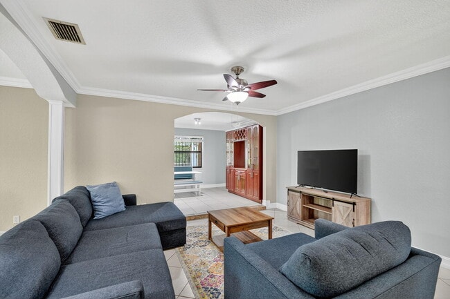 Building Photo - 1035 Soelca Dr