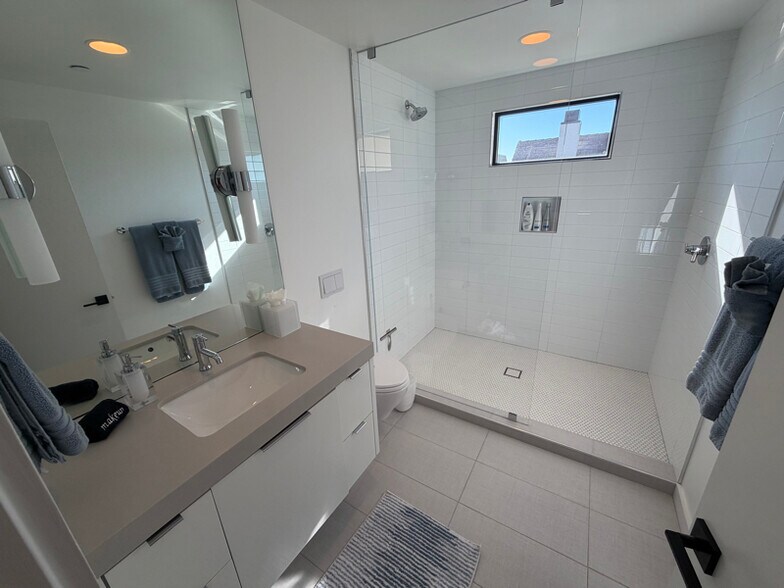 Building Photo - 116 W Channel Islands Blvd