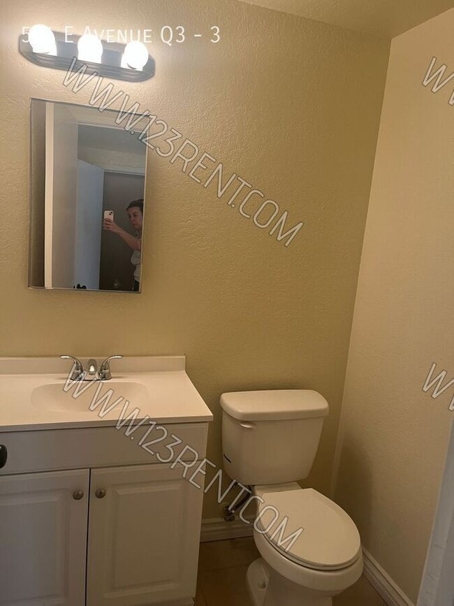 Building Photo - 504 E Ave Q3