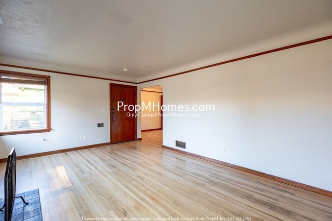 Building Photo - 4 Bedroom in the Heart of Sellwood! Fenced Backyard and Huge Basement!