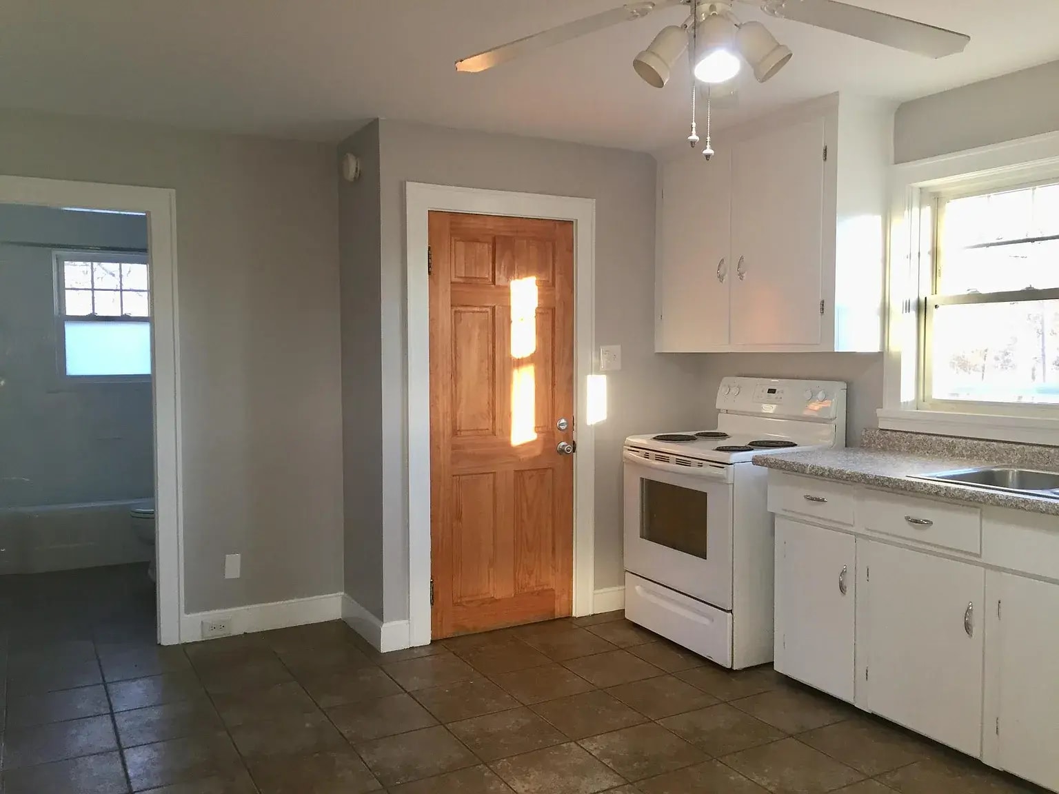 Building Photo - 144 S Maple St