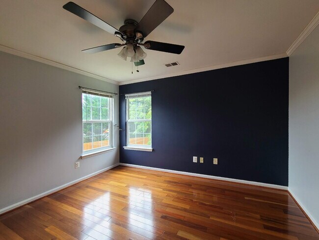 Building Photo - Gorgeous 6 BR Home, Convenient to Quantico & Commuting