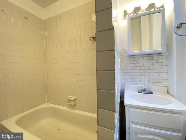 Building Photo - 5017 Parrish St