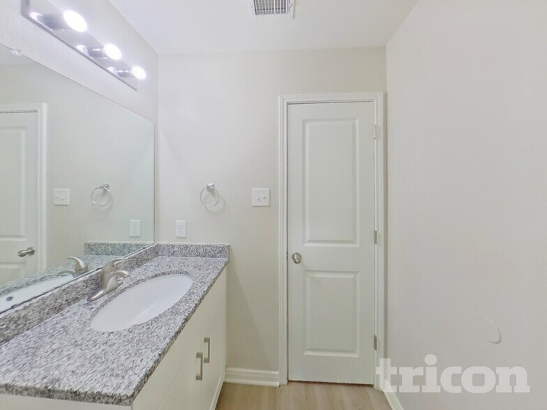 Building Photo - 15676 Del Norte Dr