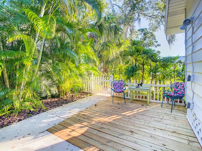 Building Photo - Charming two bedroom two bathroom cottage in North St. Petersburg Fully Updated.