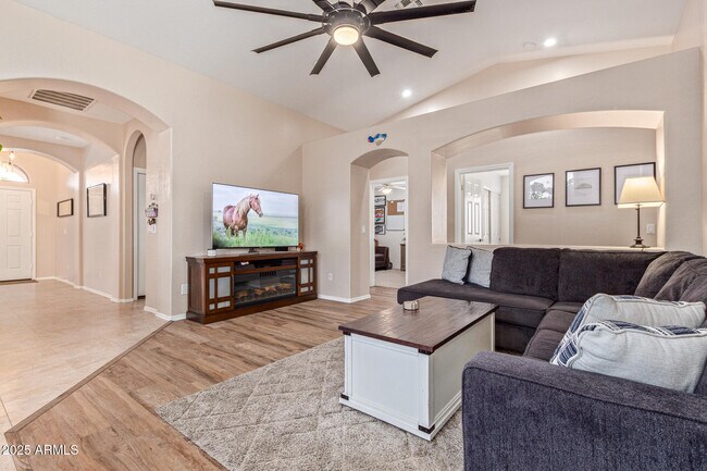 Building Photo - 543 S Wildrose