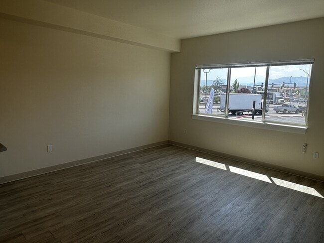 Building Photo - 1935 W Table Rock Rd