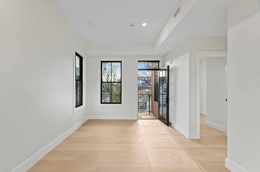 Building Photo - 224 W 9th St