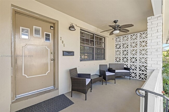 Building Photo - 206 SE 5th St