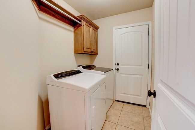 Building Photo - Tulsa Beauty Available Beginning of Januar...