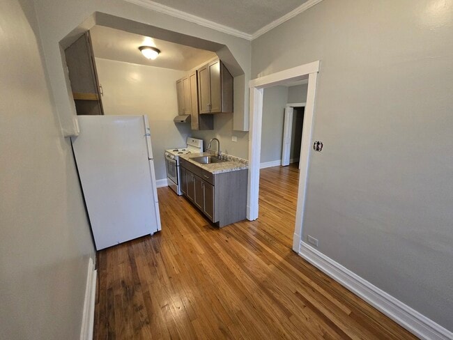 Building Photo - 3412 W Montrose Ave