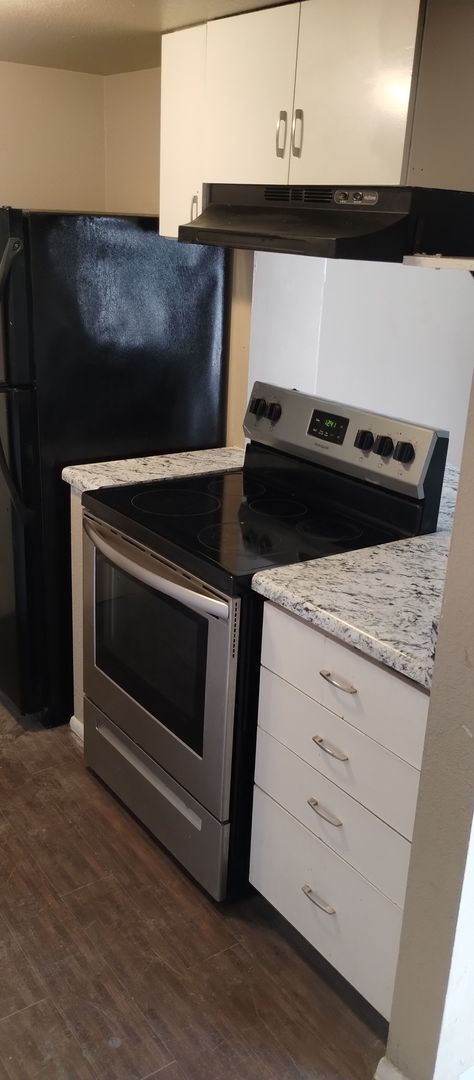 Building Photo - Wonderful Townhome centrally located.  Kit...