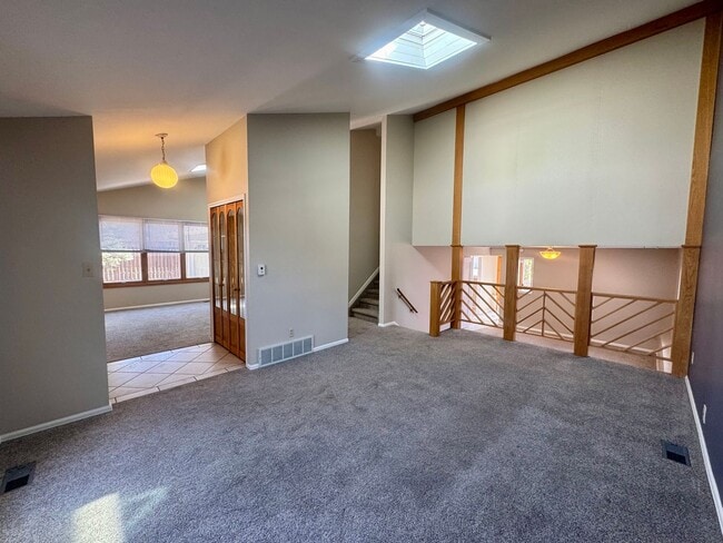 Building Photo - 4 Bedroom Home in Villa Loma-Available NOW