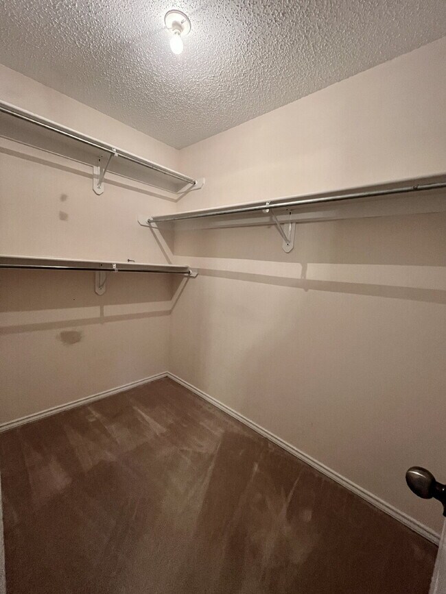 Building Photo - 3/2/2 on a Quiet Cul-De-Sac Street in the Frenship ISD