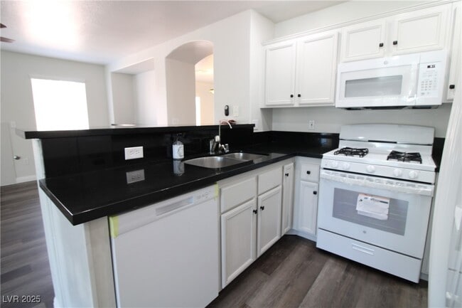 Building Photo - 301 Laguna Glen Dr