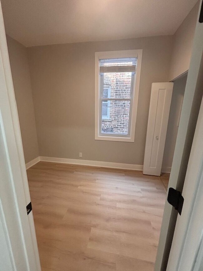 Building Photo - Beautifully remodeled modern 3 bedroom 2 bath unit