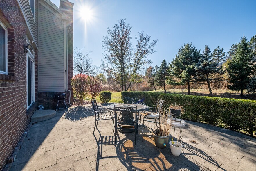 Building Photo - 466 Ivy Ln