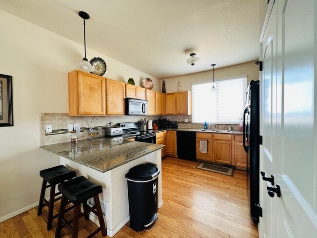 Building Photo - Gorgeous 3 bed/2.5 bath home with 3-CAR TANDEM GARAGE in Painted Sky